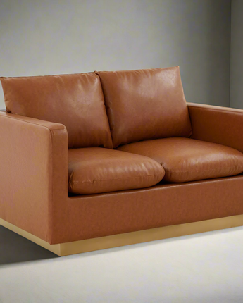 LeisureMod Nervo Modern Mid-Century Upholstered Leather Loveseat with Gold Frame, Cognac Tan